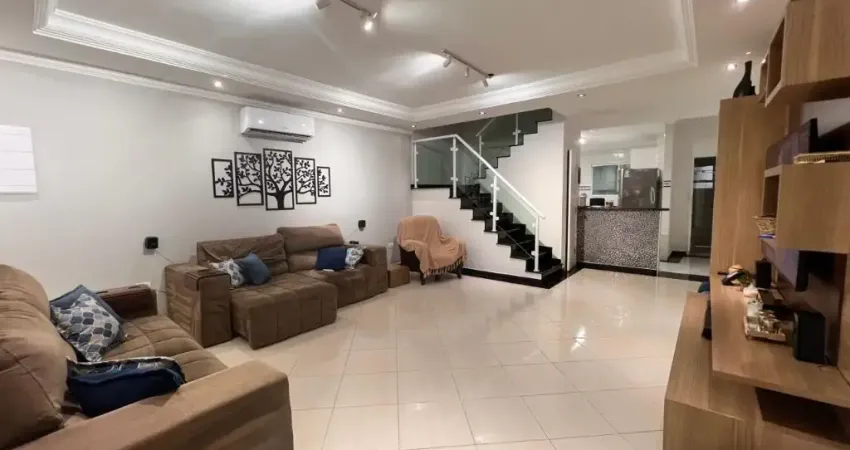 Casa com 3 quartos e área gourmet em Praia Grande.
