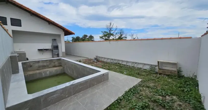 Casa com 2 quartos e piscina em Mongaguá.