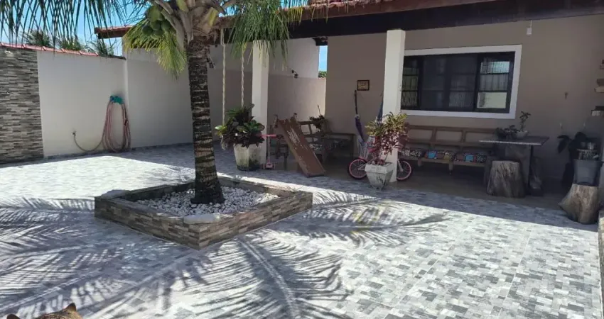Casa na praia com 3 quartos, área goumet e espaço para piscina em Itanhaém.