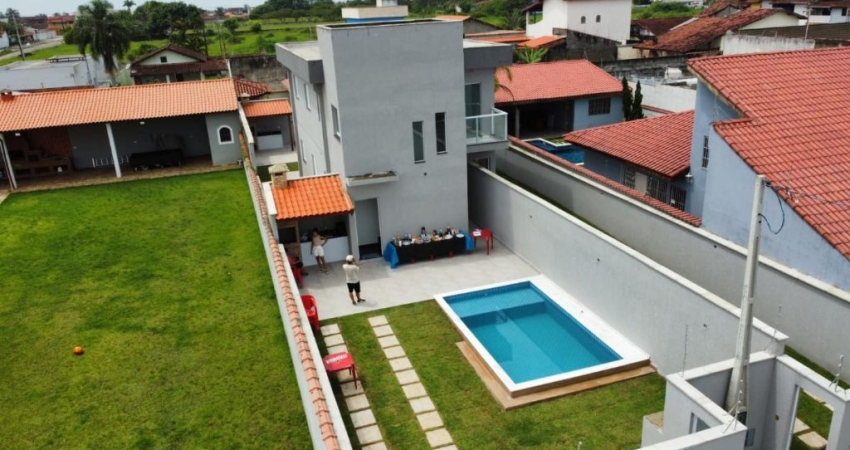 Casa com 3 quartos, piscina e churrasqueira em Itanhaém.