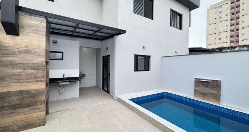 Casa na praia com piscina, 2 quartos e área gourmet em Itanhaém.