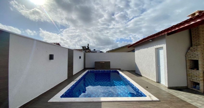 Casa na praia com piscina e área gourmet em Itanhaém.