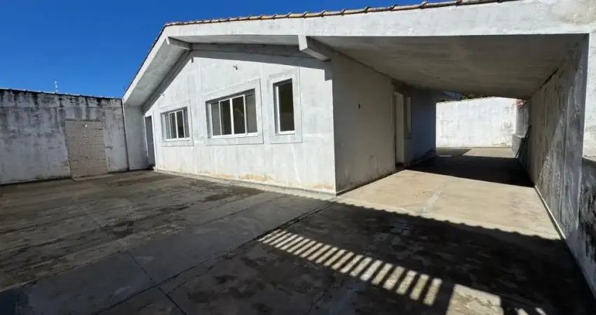 Casa com 2 quartos e espaço para piscina em Peruíbe.