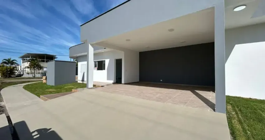 Casa com 3 quartos, piscina e área gourmet em Peruíbe.
