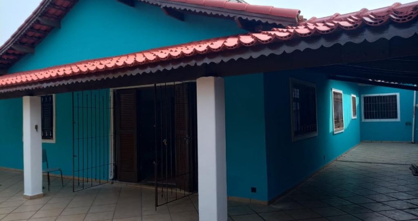 Casa com 3 quartos, área gourmet com churrasqueira e edícula em Itanhaém.