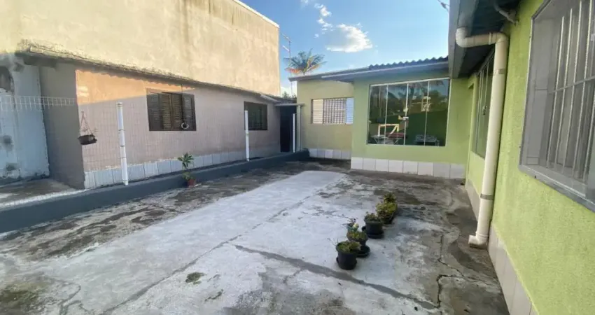 Casa com 2 quartos, edícula e espaço para piscina em Itanhaém.