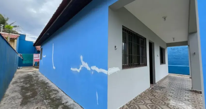 Casa com 2 quartos, jardim e espaço para piscina em Itanhaém.