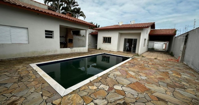 Casa na praia com piscina, 4 quartos e área gourmet em Itanhaém.