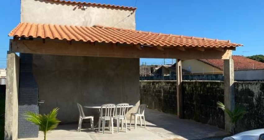 Casa com espaço para piscina e churrasqueira em Itanhaém.