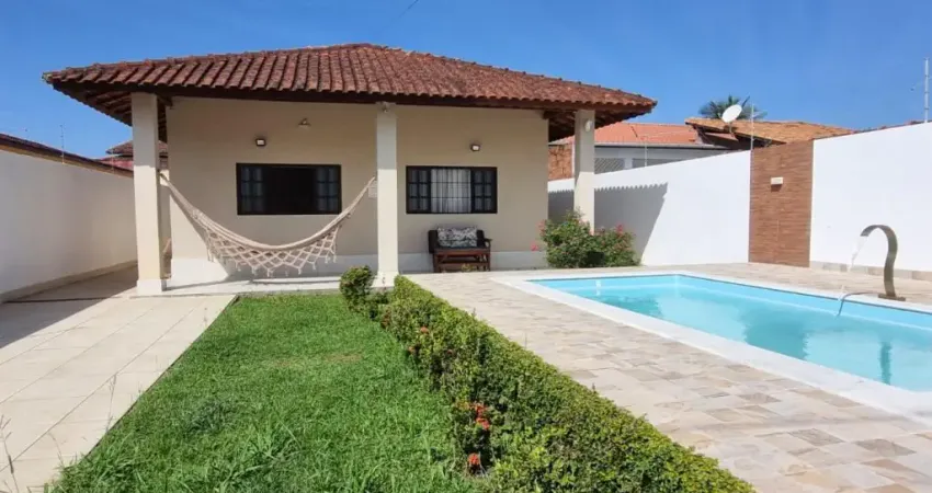 Casa na praia com piscina, 3 quartos e área gourmet em Itanhaém.