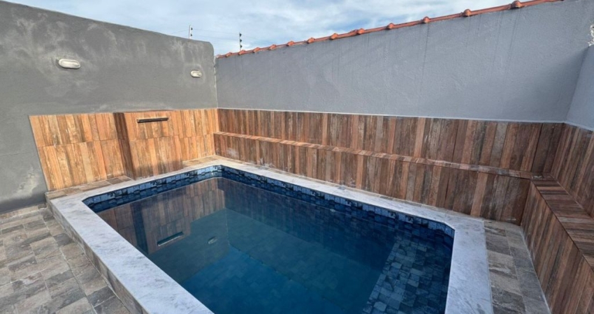 Casa com 2 quartos, piscina e área gourmet em Itanhaém.