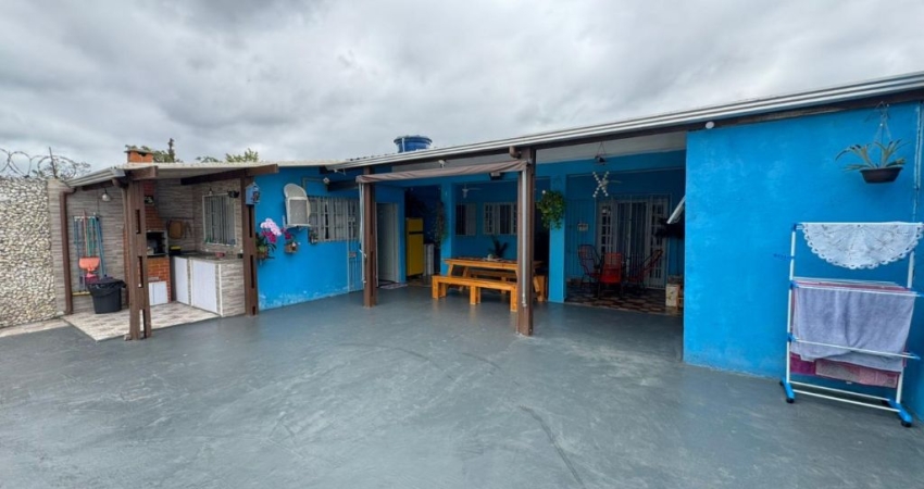Casa com 2 quartos, área gourmet e espaço para piscina em Itanhaém.