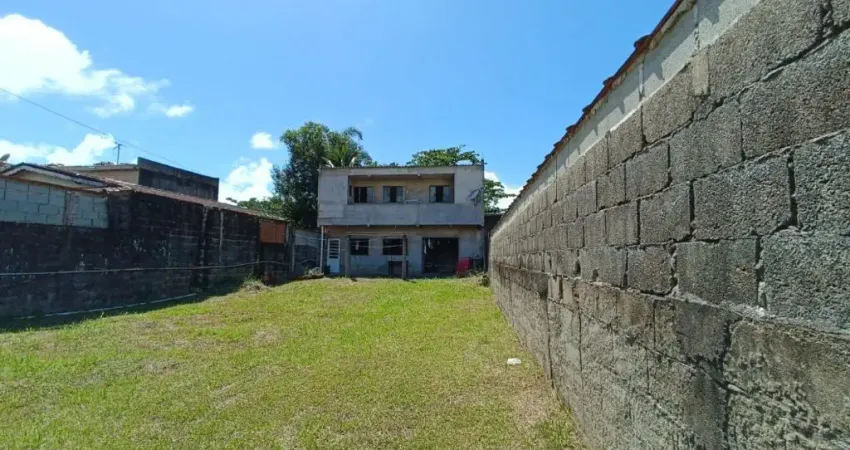Casa com 3 quartos, jardim e espaço para piscina em Itanhaém.