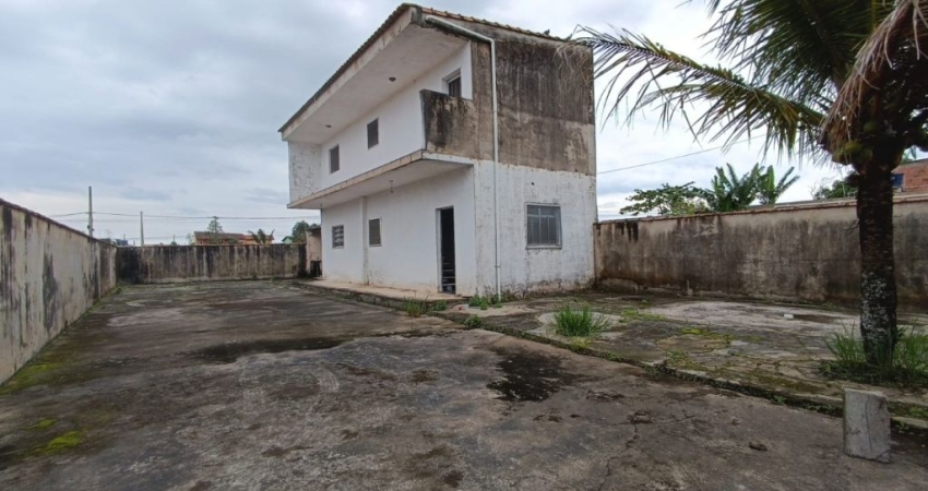 Casa com 2 quartos e espaço para piscina em Itanhaém.