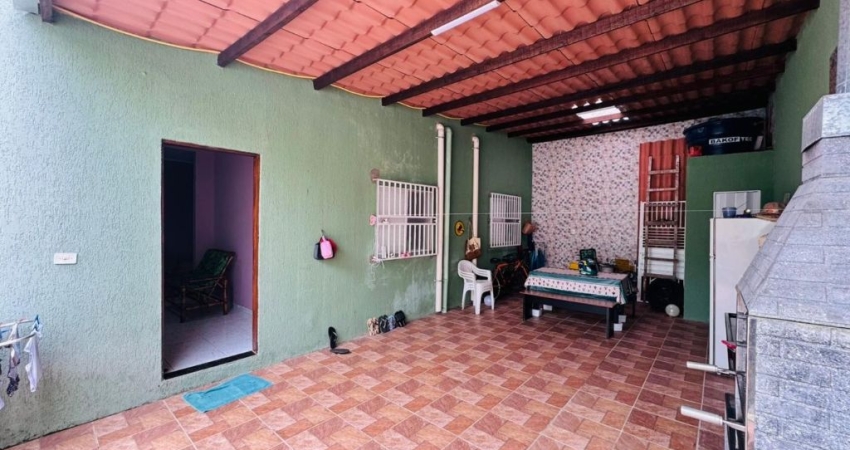 Casa com 2 quartos e área gourmet com churrasqueira em Itanhaém.
