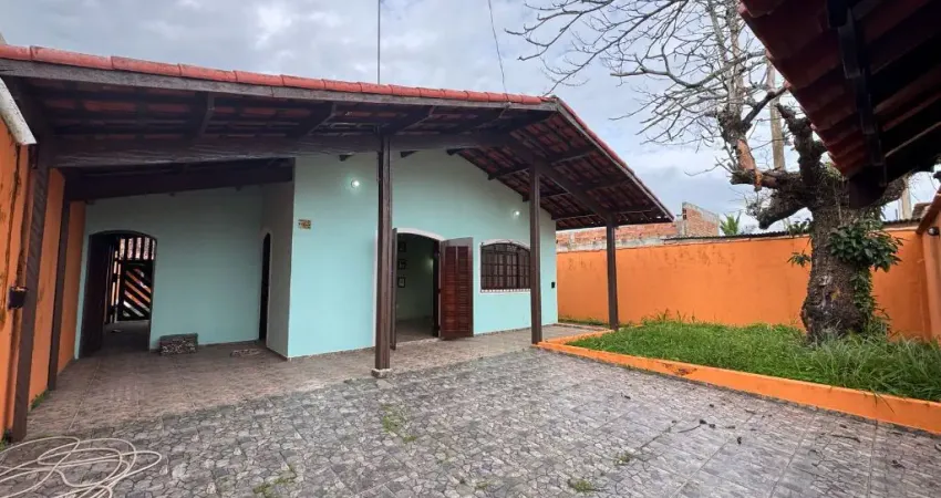Casa com 2 quartos, área gourmet e espaço para piscina em Itanhaém.