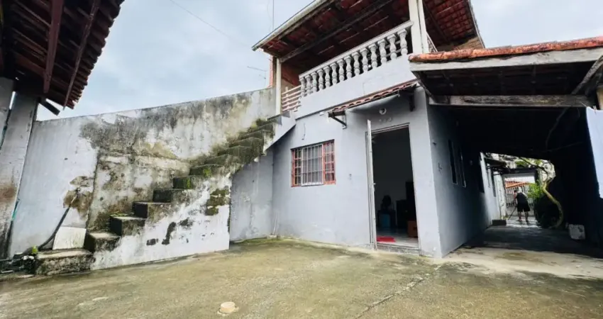Casa com 3 quartos e espaço para piscina em Itanhaém.