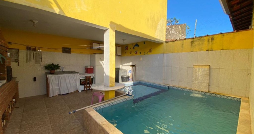 Casa na praia com 3 quartos, piscina e churrasqueira em Itanhaém.