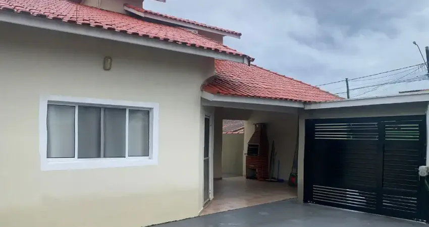 Casa na praia com 2 quartos, churrasqueira e espaço para piscina em Itanhaém.