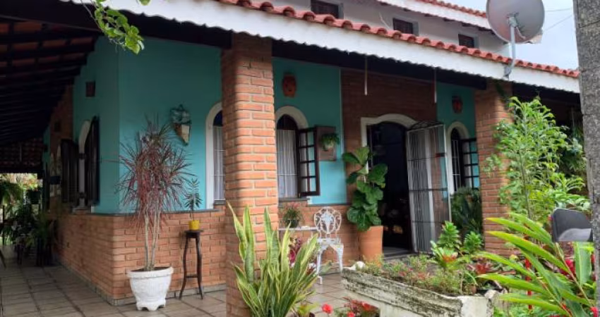 Casa na praia com 3 quartos, área gourmet e espaço para piscina em Itanhaém.