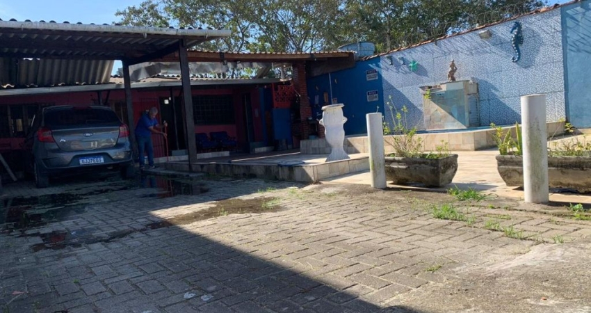 Casa com 2 quartos, piscina e área gourmet com churrasqueira em Itanhaém.