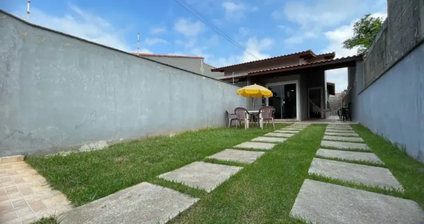 Casa com 2 quartos, churrasqueira e espaço para piscina em Itanhaém.