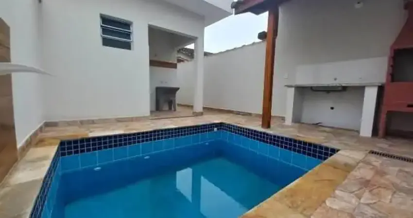 Casa com 2 quartos, piscina e área gourmet com churrasqueira em Itanhaém.