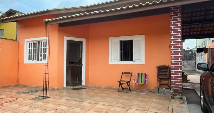 Casa com 2 quartos e espaço para piscina em Itanhaém.