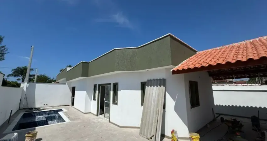 Casa com 2 quartos, piscina e área gourmet em Itanhaém.