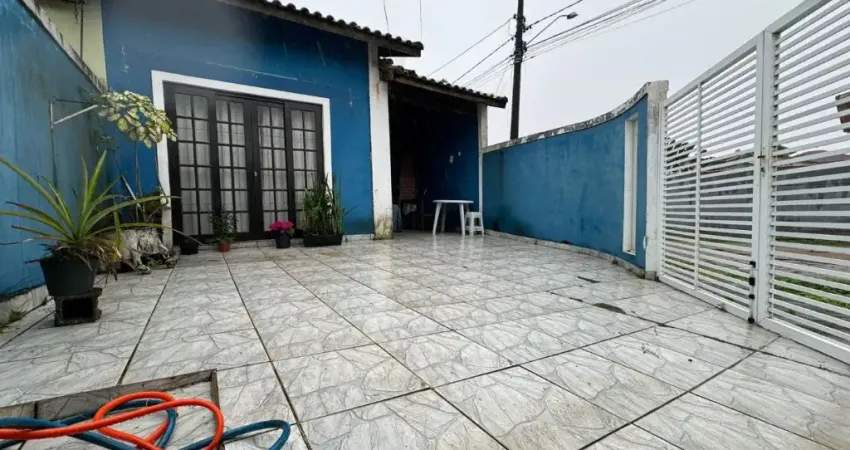 Casa com 2 quartos e área gourmet com churrasqueira em Itanhaém.
