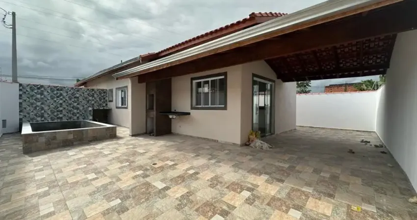 Casa com 2 quartos, piscina e churrasqueira em Itanhaém.