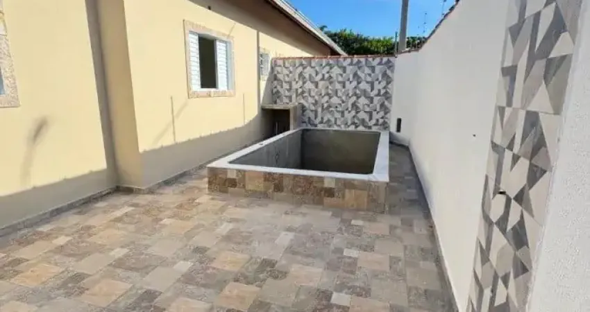 Casa com 2 quartos, piscina e área gourmet com churrasqueira em Itanhaém.