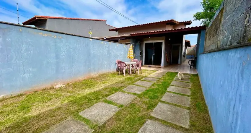 Casa com 2 quartos e área gourmet com churrasqueira em Itanhaém.