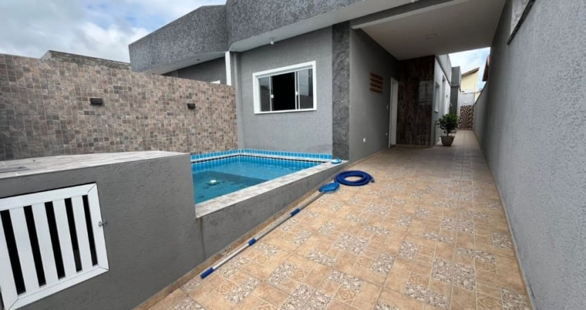 Casa na praia com 2 quartos, piscina e churrasqueira em Peruíbe.