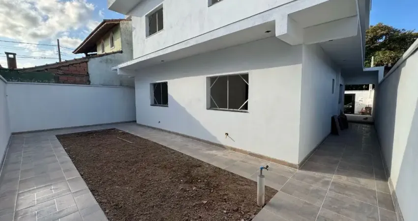 Casa com 2 quartos e espaço para piscina em Peruíbe.