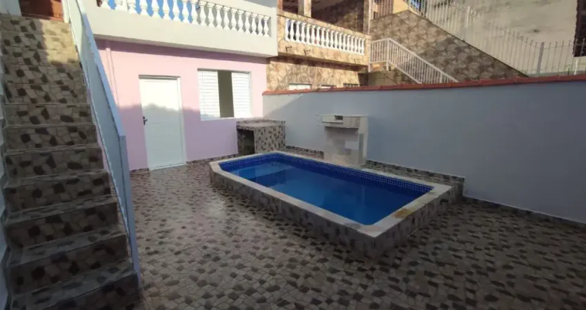 Casa à 70m do mar com 4 quartos, piscina e área gourmet em Mongaguá.