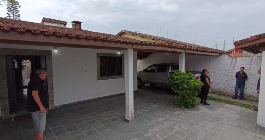 Casa com 2 quartos, espaço para piscina e jardim em Itanhaém.