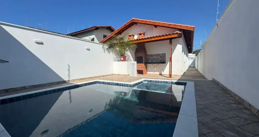 Casa nova com 2 quartos, piscina e área gourmet com churrasqueira em Itanhaém.