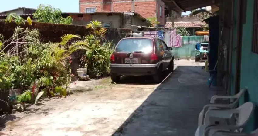 Casa com 3 quartos, churrasqueira e espaço para piscina em Peruíbe.