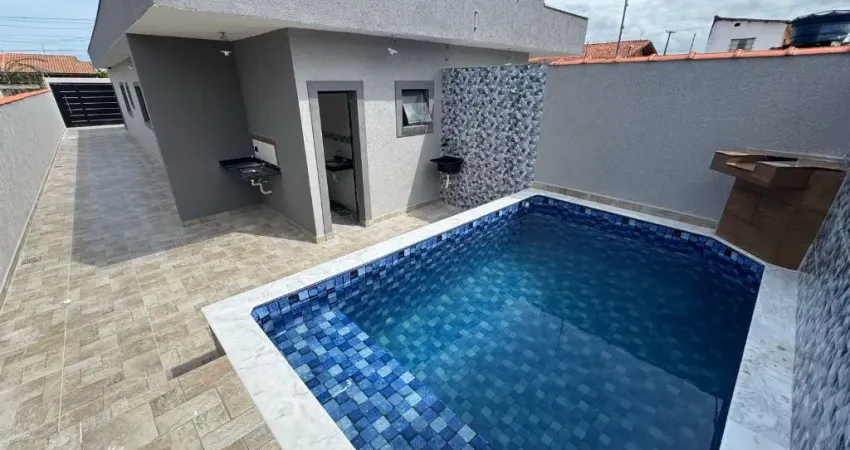 Casa na praia com piscina, 2 quartos e área gourmet em Itanhaém.