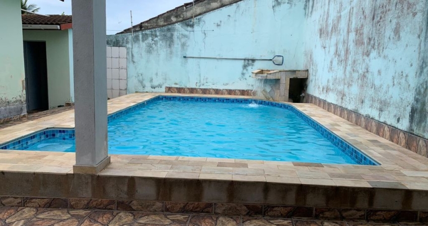 Casa com piscina, 3 quartos, edícula e área gourmet em Itanhaém.