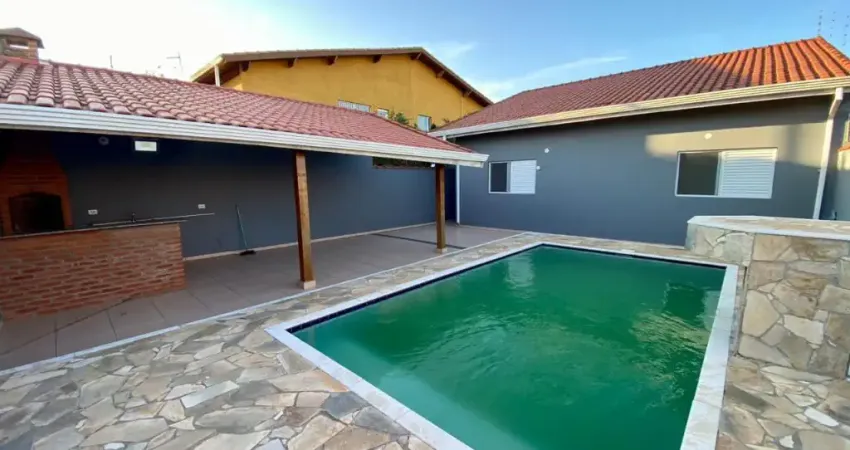 Casa com piscina, 3 quartos e área gourmet com churrasqueira em Peruíbe