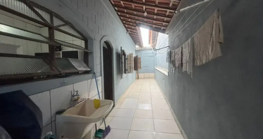 Casa à 80m do mar com 3 quartos, edícula e área gourmet em Itanhaém.