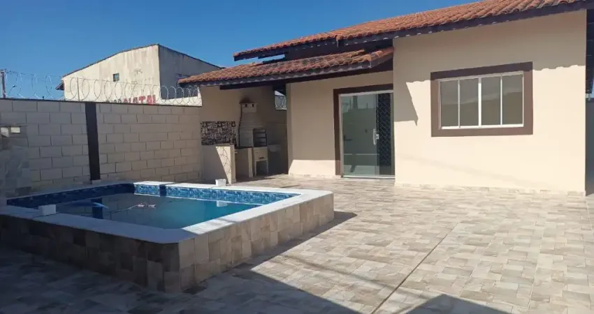 Casa com piscina, 2 quartos e área gourmet em Itanhaém.