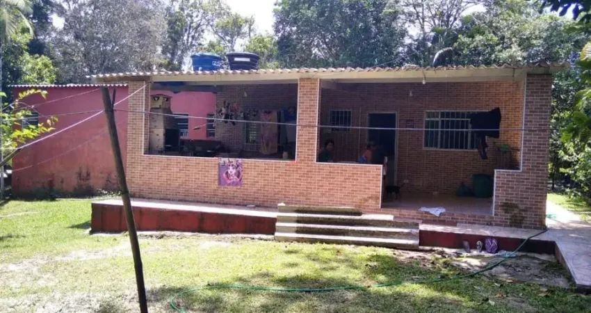 Chácara com 4 quartos, piscina e árvores frutíferas em Itanhaém.