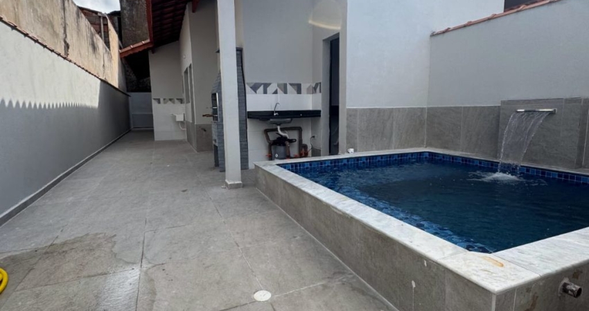 Casa com 2 quartos, piscina e área gourmet com churrasqueira em Itanhaém.