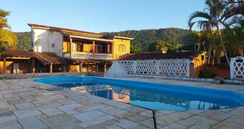 Casa com 3 quartos, piscina e área gourmet com churrasqueira em Itanhaém.