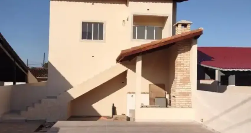 Casa com 2 quartos, piscina e churrasqueira em Itanhaém.