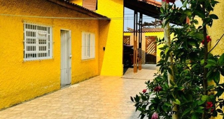 Casa na praia com 2 quartos, área gourmet e espaço para piscina em Itanhaém.