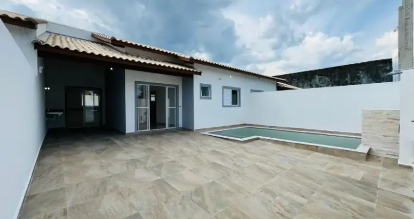 Casa à 100m do mar com piscina e 2 quartos em Itanhaém.